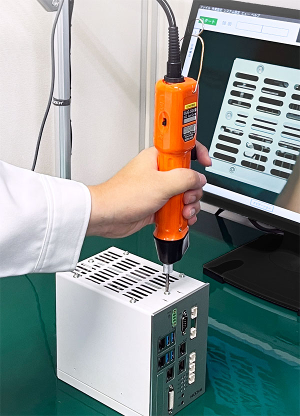 ネジ締め作業シーン